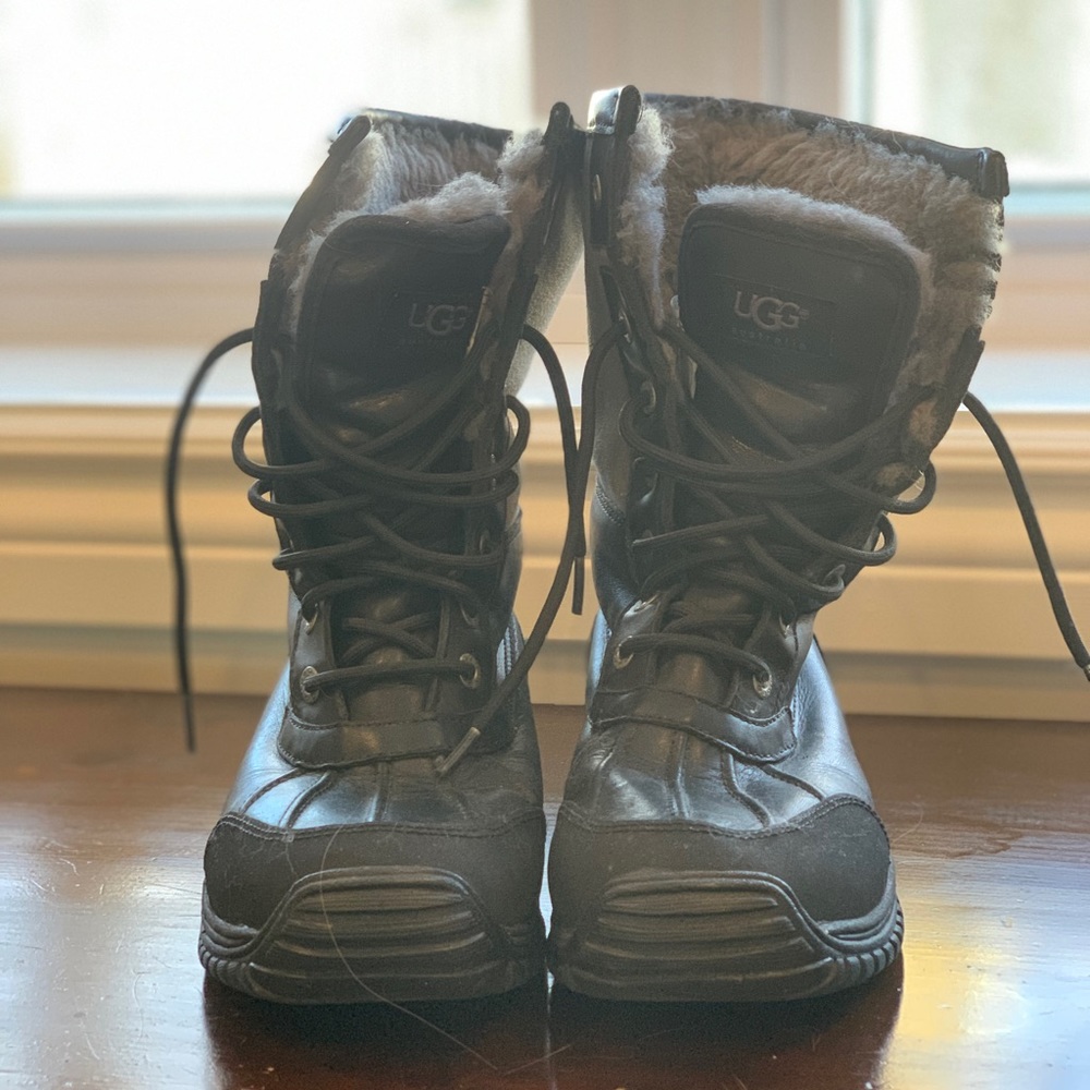 UGG Adirondack short black snow boots